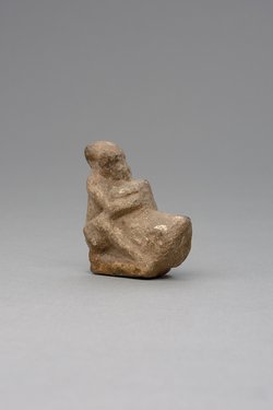 Hockender, nackter Mann, über seinem Phallus eine Stele haltend, fragmentiert