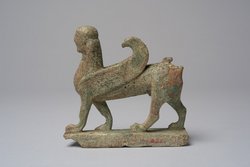 Figur eines geflügelten schreitenden Sphinx