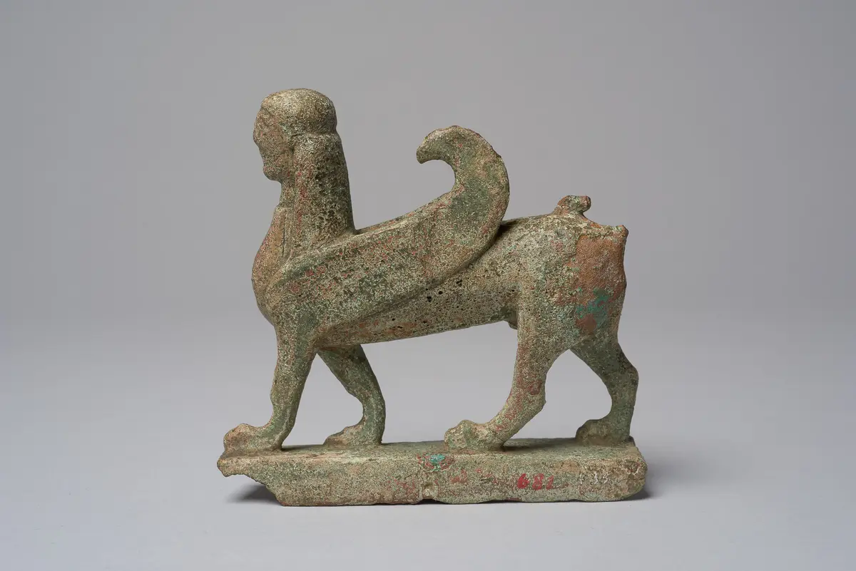 Figur eines geflügelten schreitenden Sphinx