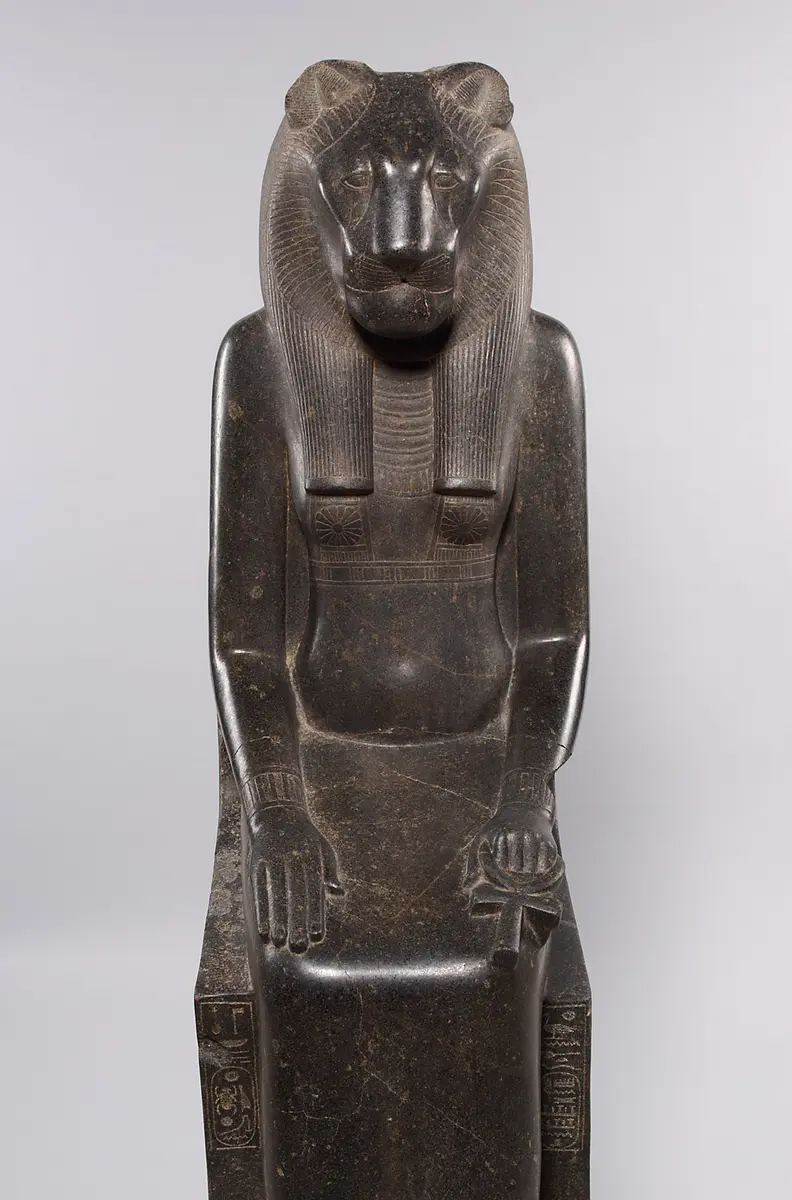 Sitzstatue der Göttin Sachmet