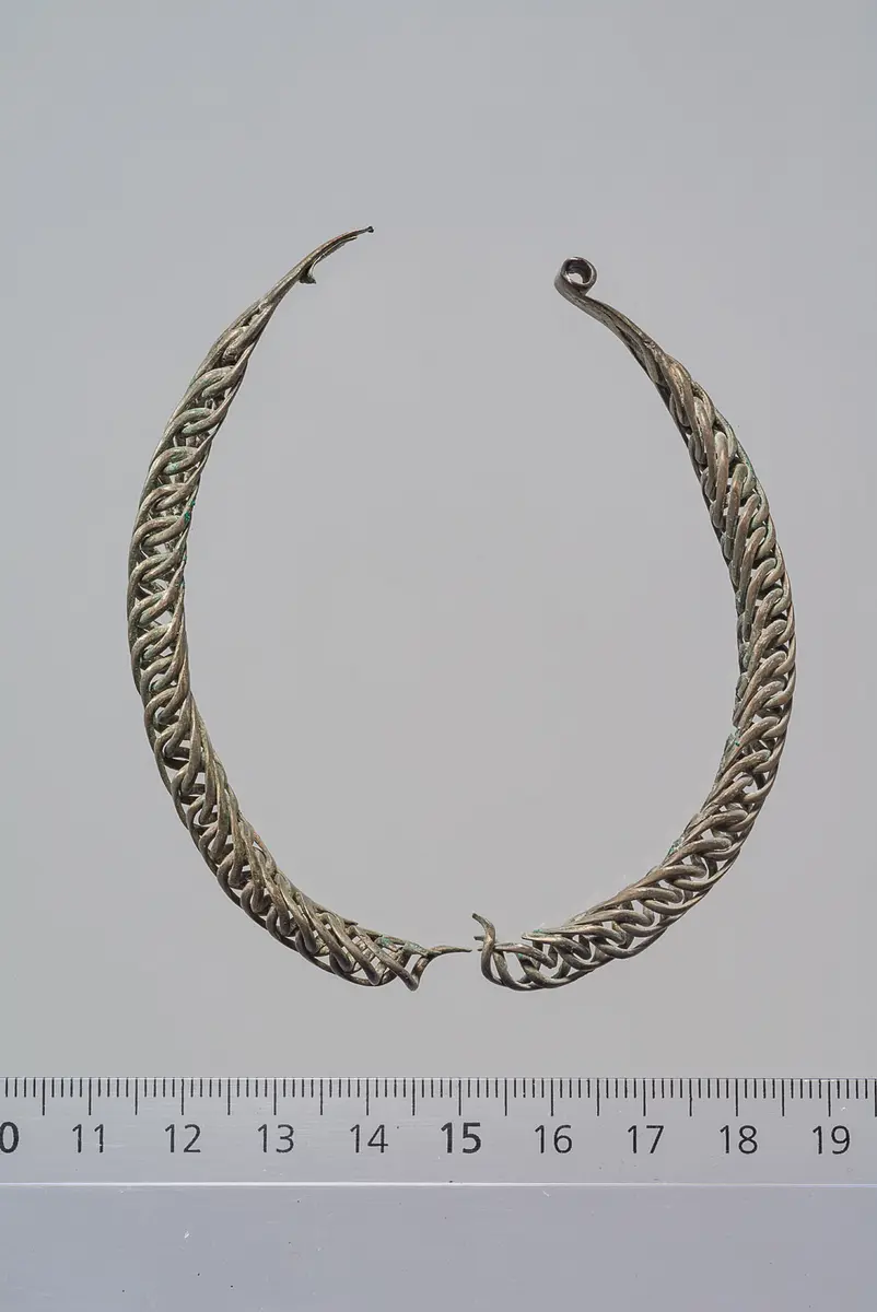 Armring, in zwei Teile gebrochen