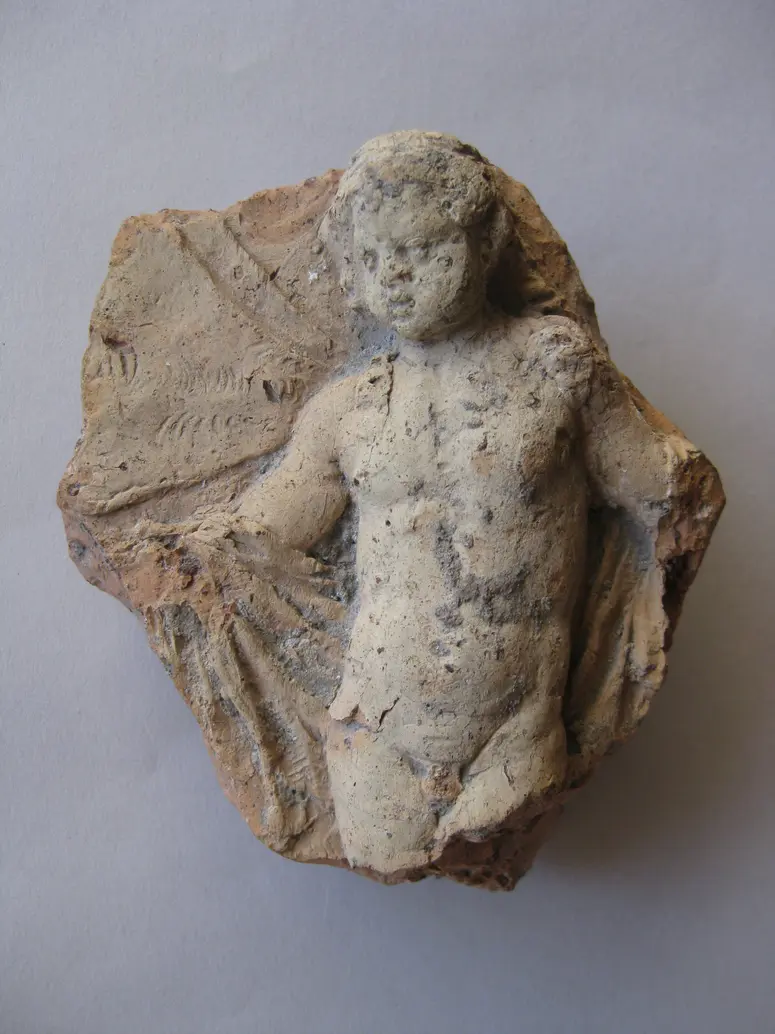 Fragment einer Verkleidungsplatte(?): Eros mit Schmetterlingsflügeln