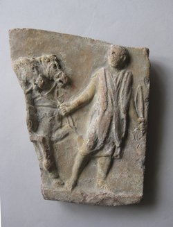 Fragment einer Aufsatzplatte(?) mit Darstellung von Gefangenen auf einem Wagen: Pferdeführer