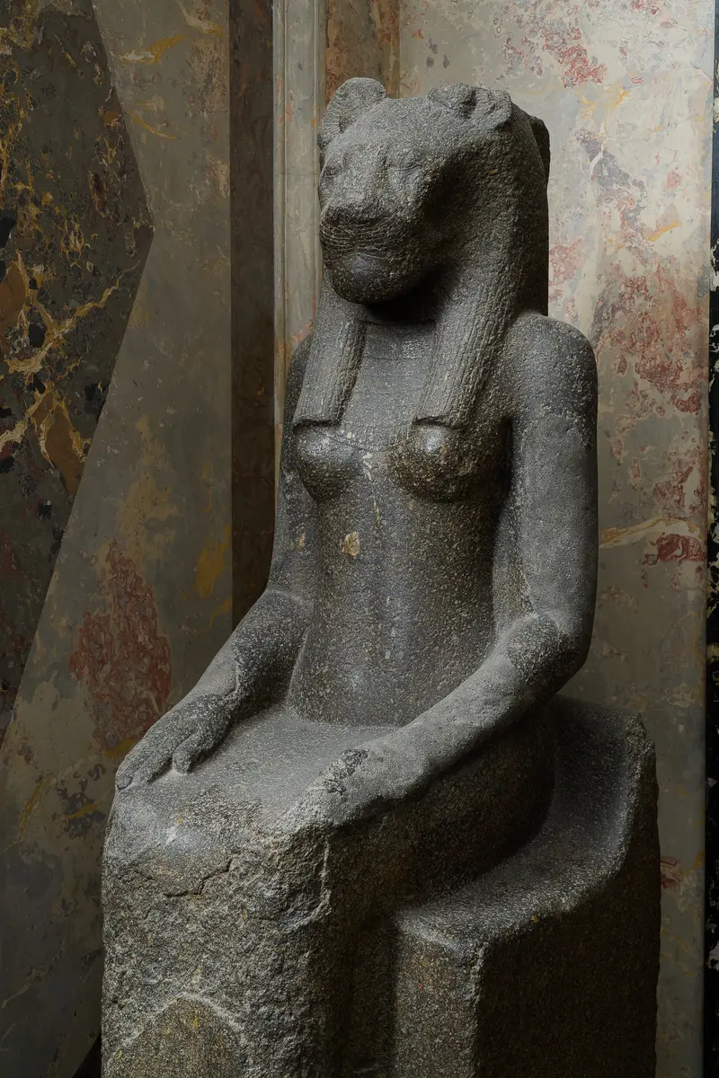 Sitzstatue der Göttin Sachmet