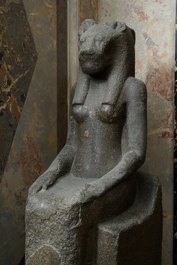 Sitzstatue der Göttin Sachmet