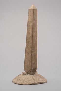 Modell eines Obelisken mit Fantasiehieroglyphen