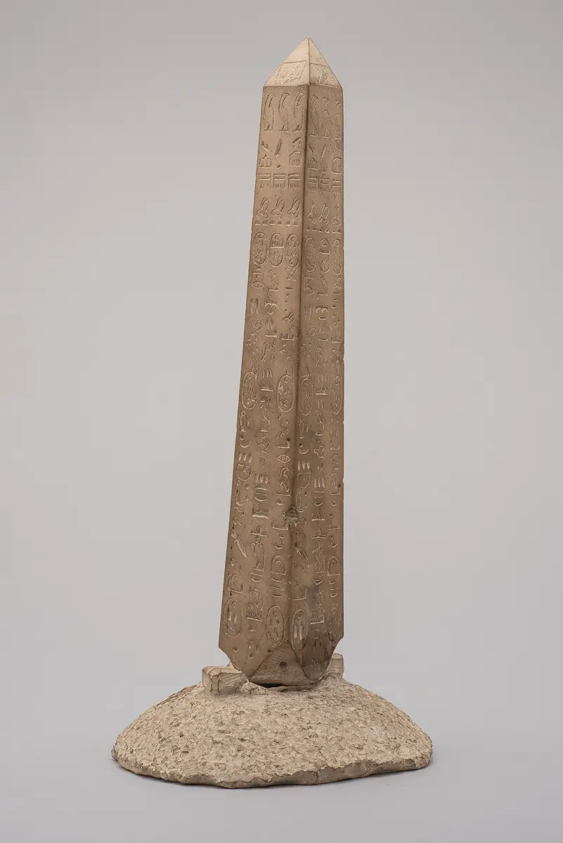 Modell eines Obelisken mit Fantasiehieroglyphen