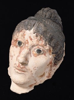 Kopf vom Stucksarg einer Frau