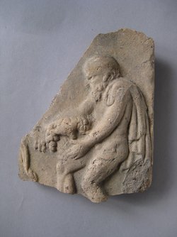 Fragment einer Kelterungsszene: Silen mit Korb