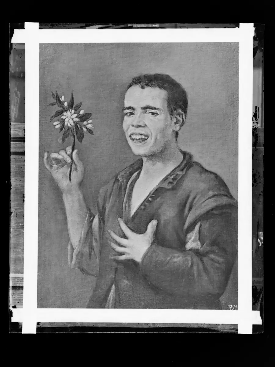 Lachender Bursche mit Orangenblüte