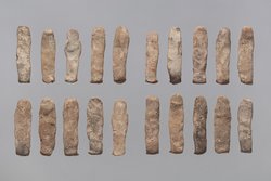 83 Ton-Uschebti und 37 Fragmente von Ton-Uschebti