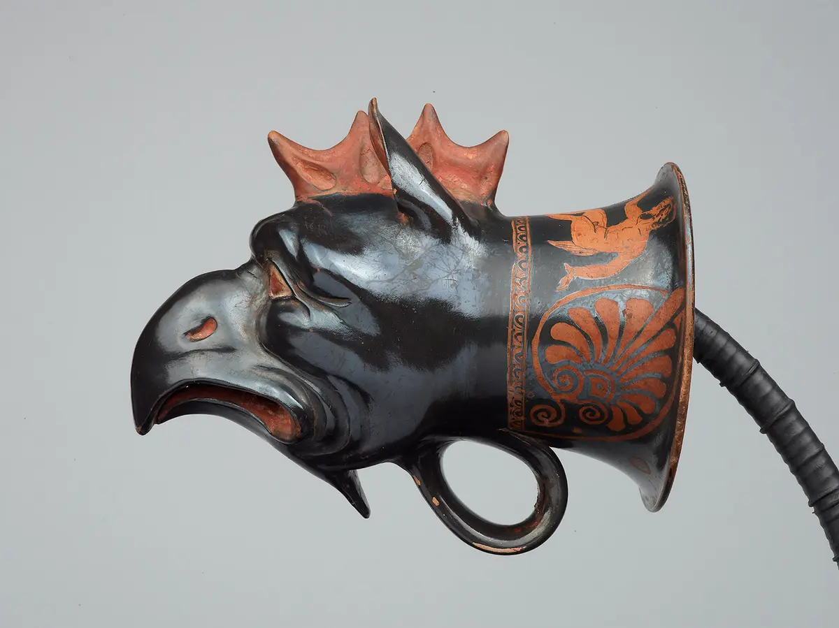 Rhyton mit Greifenkopf