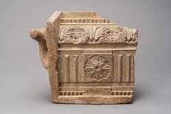 Matrize einer Verkleidungsplatte mit Triglyphenfries und Masken