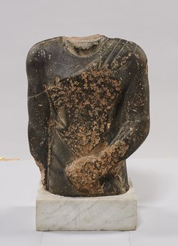 Torso der Gewandstatue eines Mannes