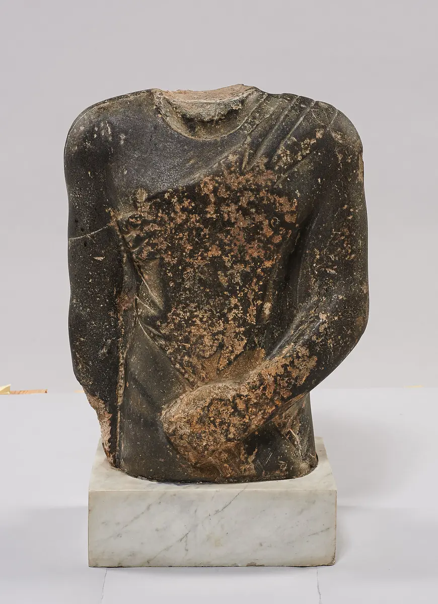 Torso der Gewandstatue eines Mannes