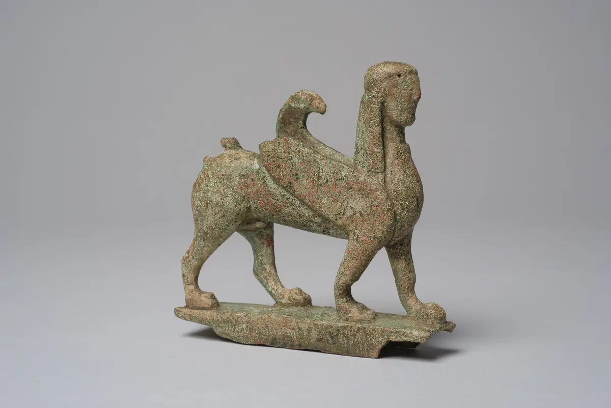 Figur eines geflügelten schreitenden Sphinx