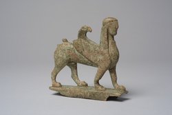 Figur eines geflügelten schreitenden Sphinx