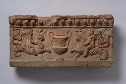 Simaplatte: Eroten auf Panthern zu Seiten eines Kraters