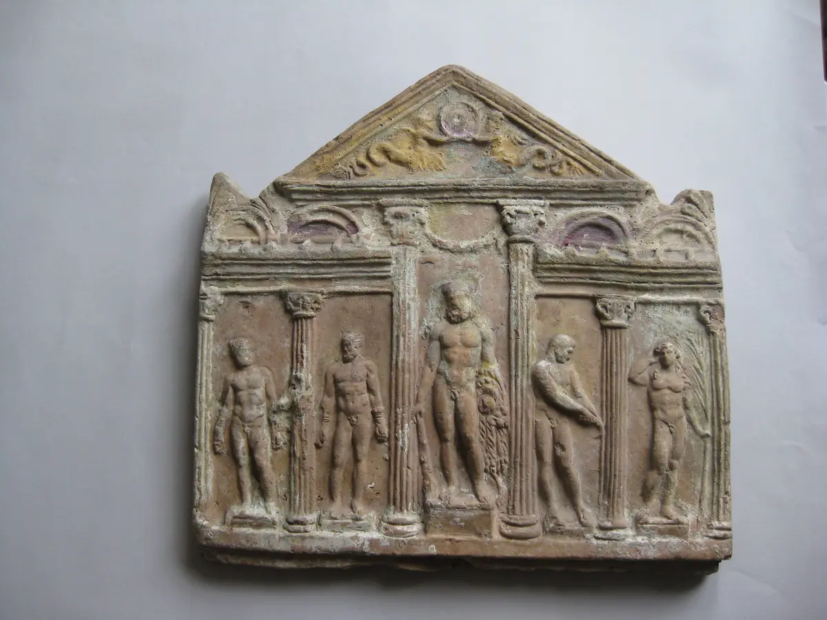 Aufsatzplatte mit Statuenschmuck einer Palästra: Herakles und Athleten