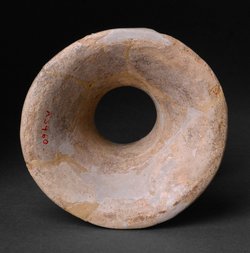 Hoher, schmaler Ringständer