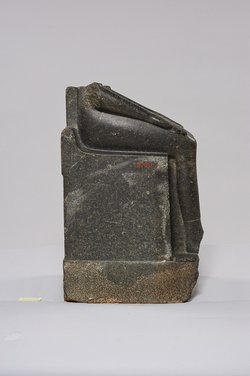 Unterteil einer weiblichen Sitzfigur, wahrscheinlich Hatschepsut darstellend