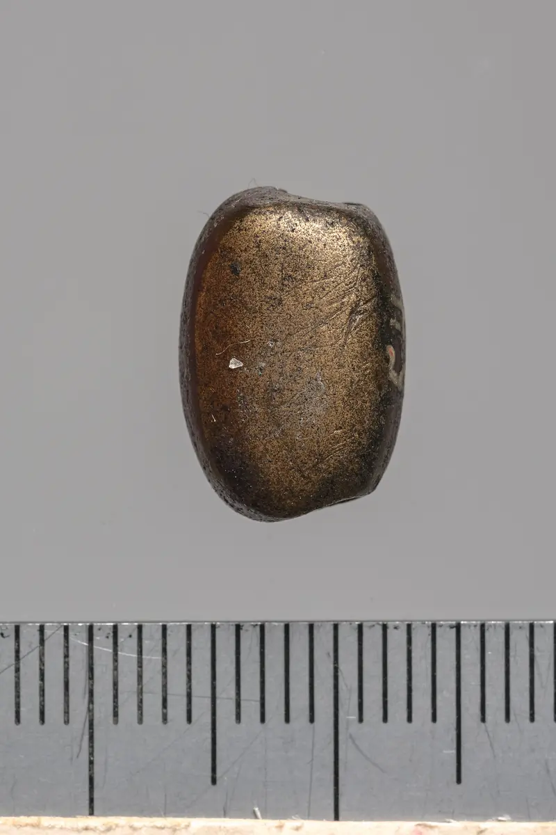 Skaraboidförmiges Amulett mit Inschrift