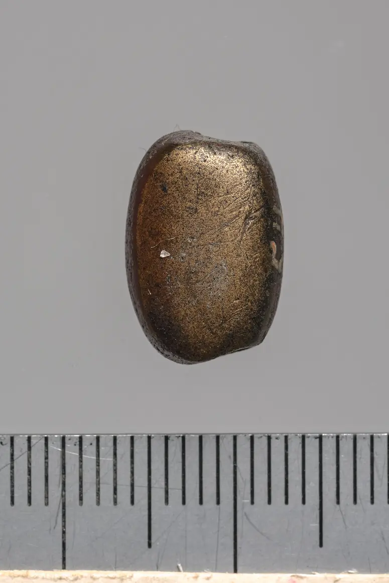Skaraboidförmiges Amulett mit Inschrift