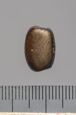 Skaraboidförmiges Amulett mit Inschrift