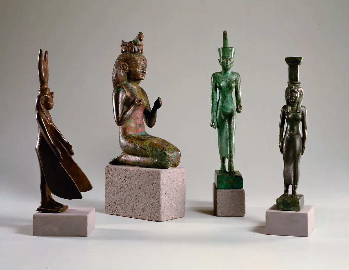 Göttin Nephthys, schreitend