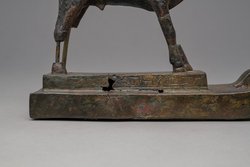 Apis-Stier auf schlittenförmigem Postament