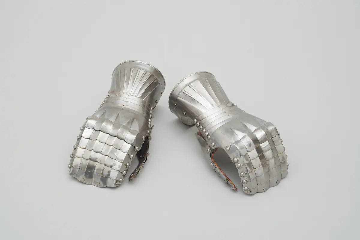 Ein Paar Handschuhe eines Riefelharnischs