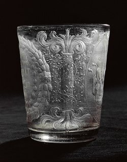 Becher mit Gesellschaftszene