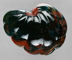 Muschelschale auf hohem Fuß