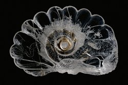 Muschelförmige Schale mit Drachen