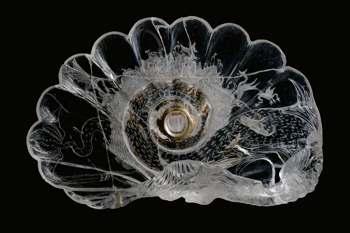 Muschelförmige Schale mit Drachen
