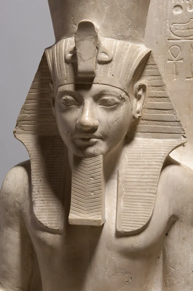Statuengruppe des Gottes Horus und des Königs Haremhab