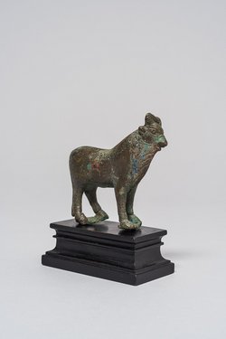 Stehender Apis-Stier