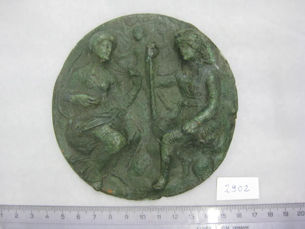 Deckel eines Klappspiegels mit Reliefapplik: Helena, Paris und Eros