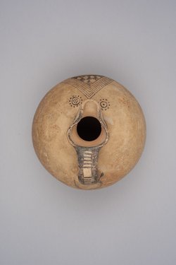 Kanne mit Kleeblattmündung der White Painted III Ware