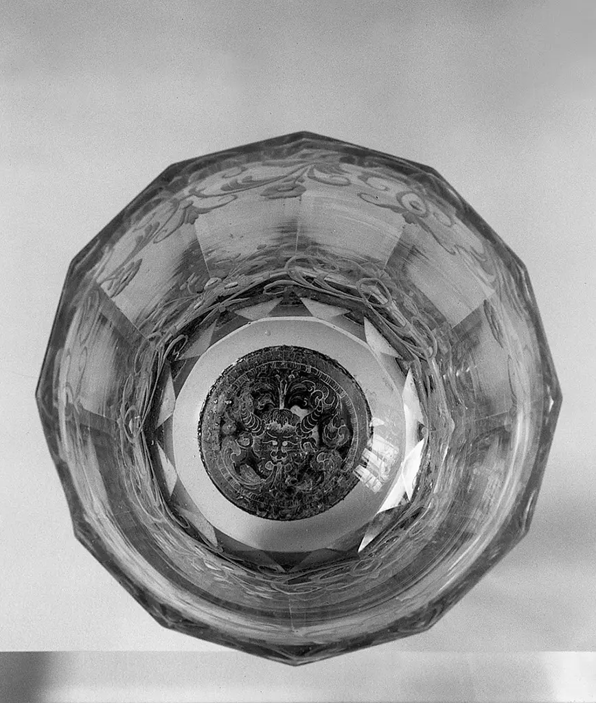 Zwischengoldbecher mit Groteske und ornamentalem Dekor