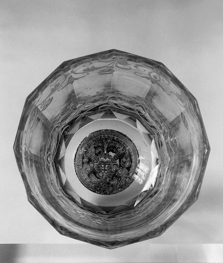Zwischengoldbecher mit Groteske und ornamentalem Dekor