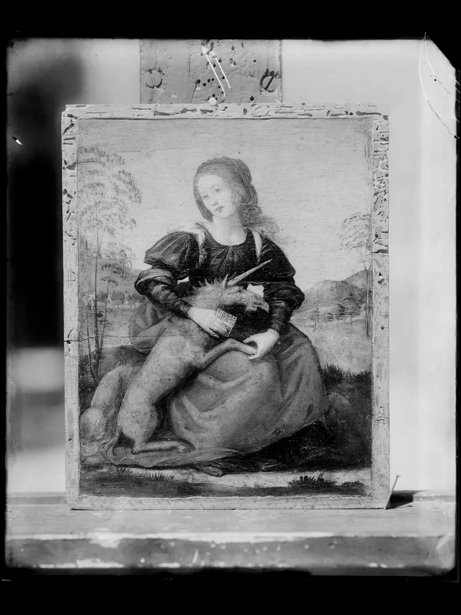 Sitzende Frau mit Einhorn