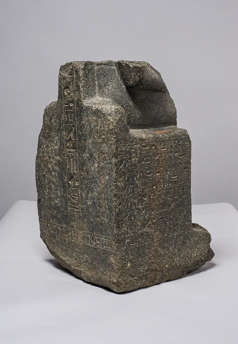 Fragment der Sitzstatue des Menu-nechet
