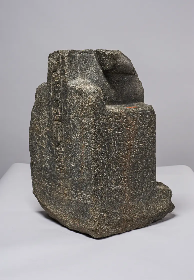Fragment der Sitzstatue des Menu-nechet