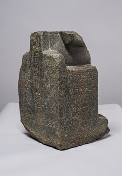 Fragment der Sitzstatue des Menu-nechet