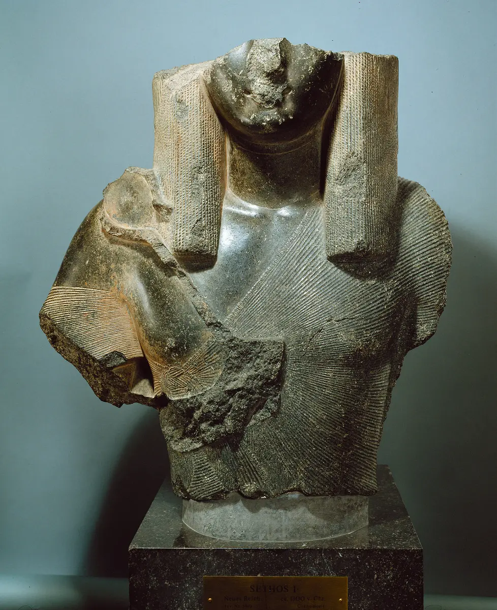 Oberteil einer Königsstatue (Sethos I. ?) mit dem Horusfalken
