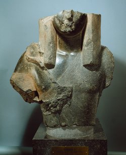 Oberteil einer Königsstatue (Sethos I. ?) mit dem Horusfalken