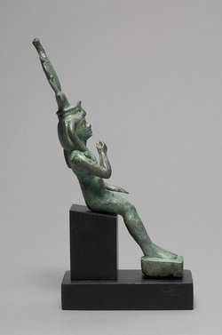 Sitzender Gott Harpokrates mit Hemhem-Krone