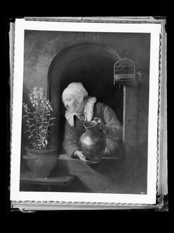 Alte Frau am Fenster, Blumen giessend