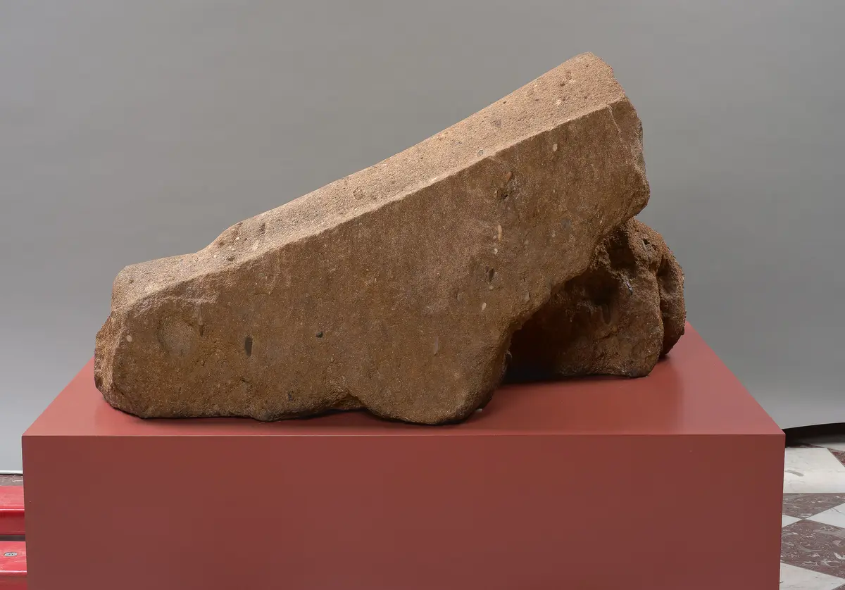 Rechter Vorderfuß einer Kolossalstatue